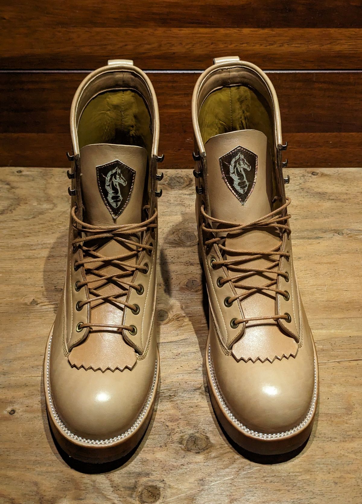 Photo by melloyello on October 1, 2023 of the Prof Barnets Billy Boots in Shinki Natural Shrunken Horsebutt.