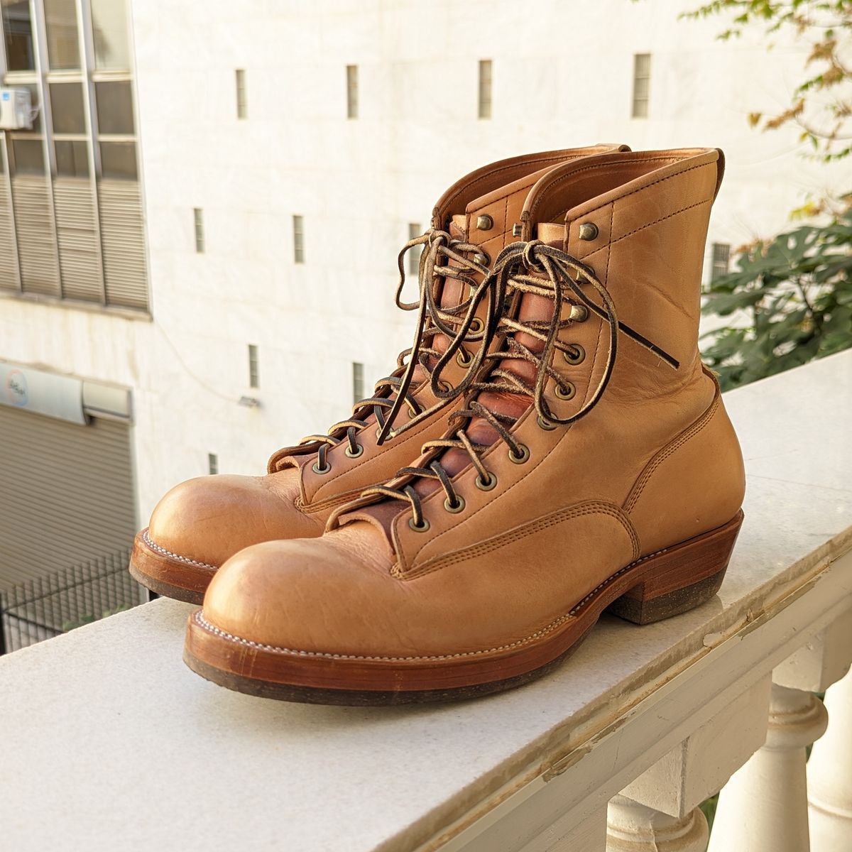 Photo by melloyello on November 7, 2023 of the Prof Barnets Billy Boots in Shinki Natural Shrunken Horsebutt.
