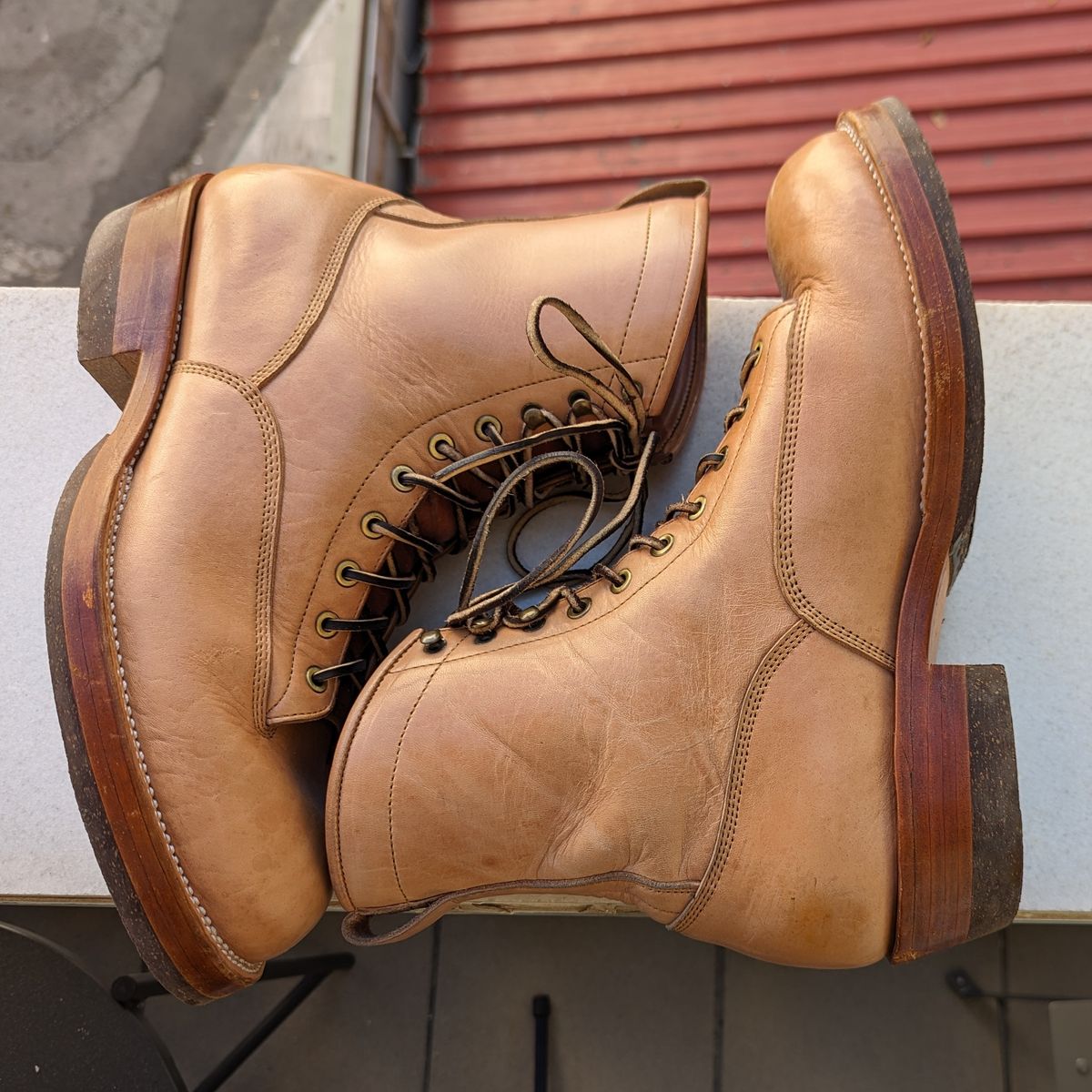 Photo by melloyello on November 7, 2023 of the Prof Barnets Billy Boots in Shinki Natural Shrunken Horsebutt.