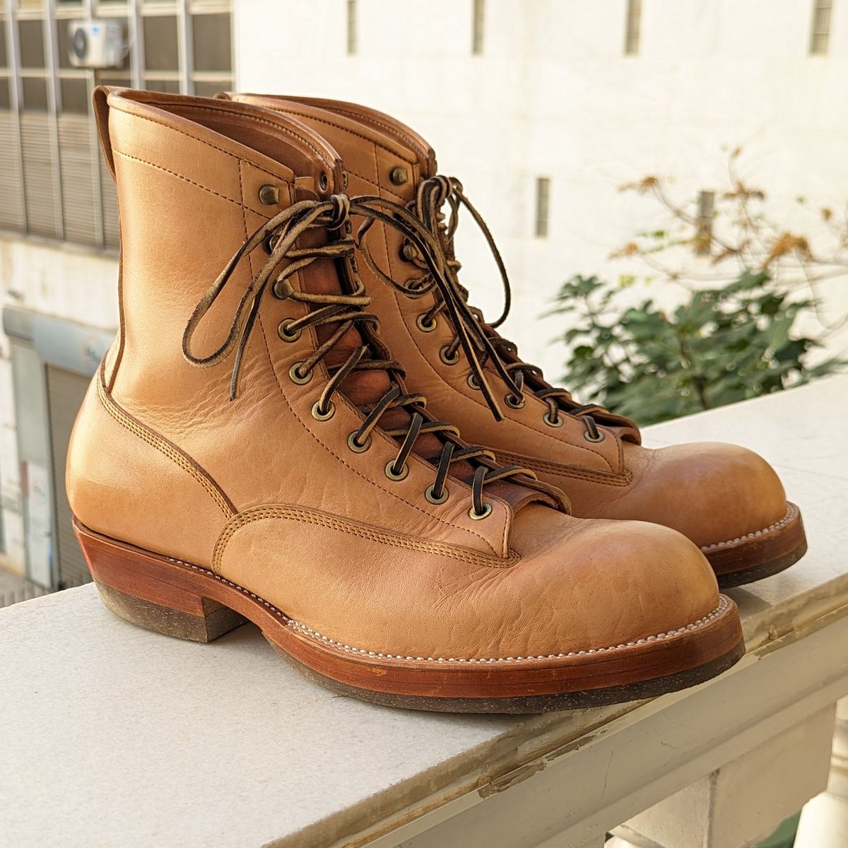 Photo by melloyello on November 7, 2023 of the Prof Barnets Billy Boots in Shinki Natural Shrunken Horsebutt.