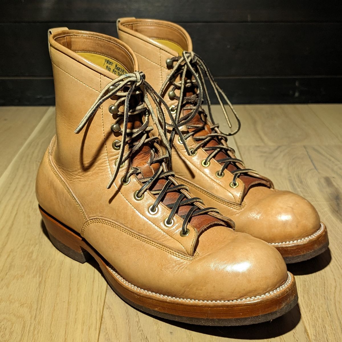Photo by melloyello on December 3, 2023 of the Prof Barnets Billy Boots in Shinki Natural Shrunken Horsebutt.