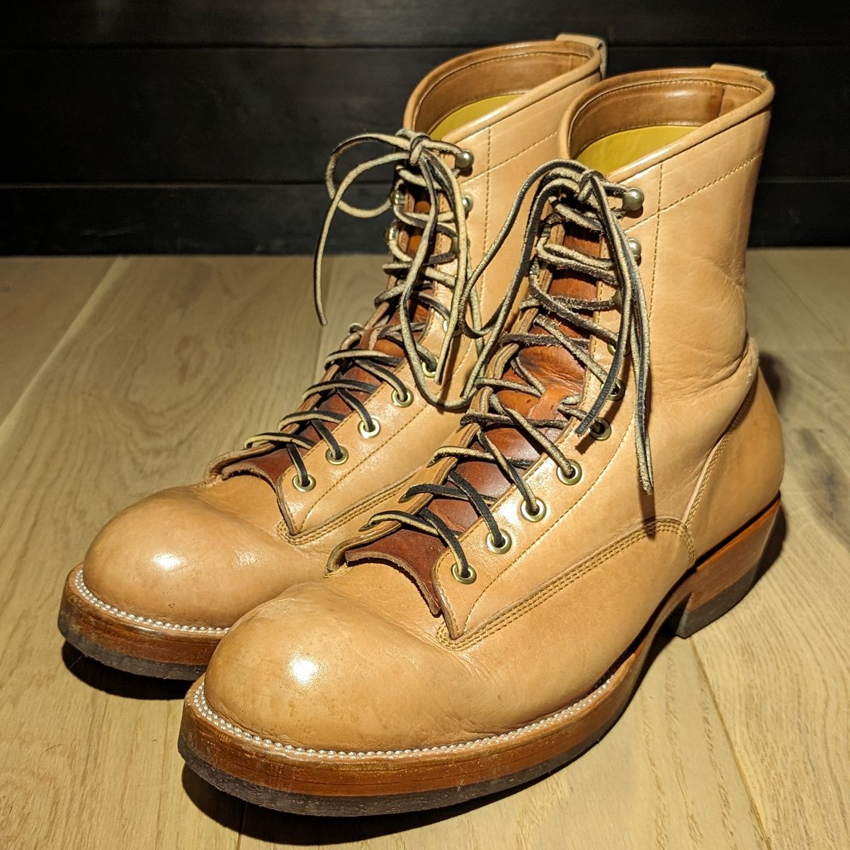 Photo by melloyello on December 3, 2023 of the Prof Barnets Billy Boots in Shinki Natural Shrunken Horsebutt.