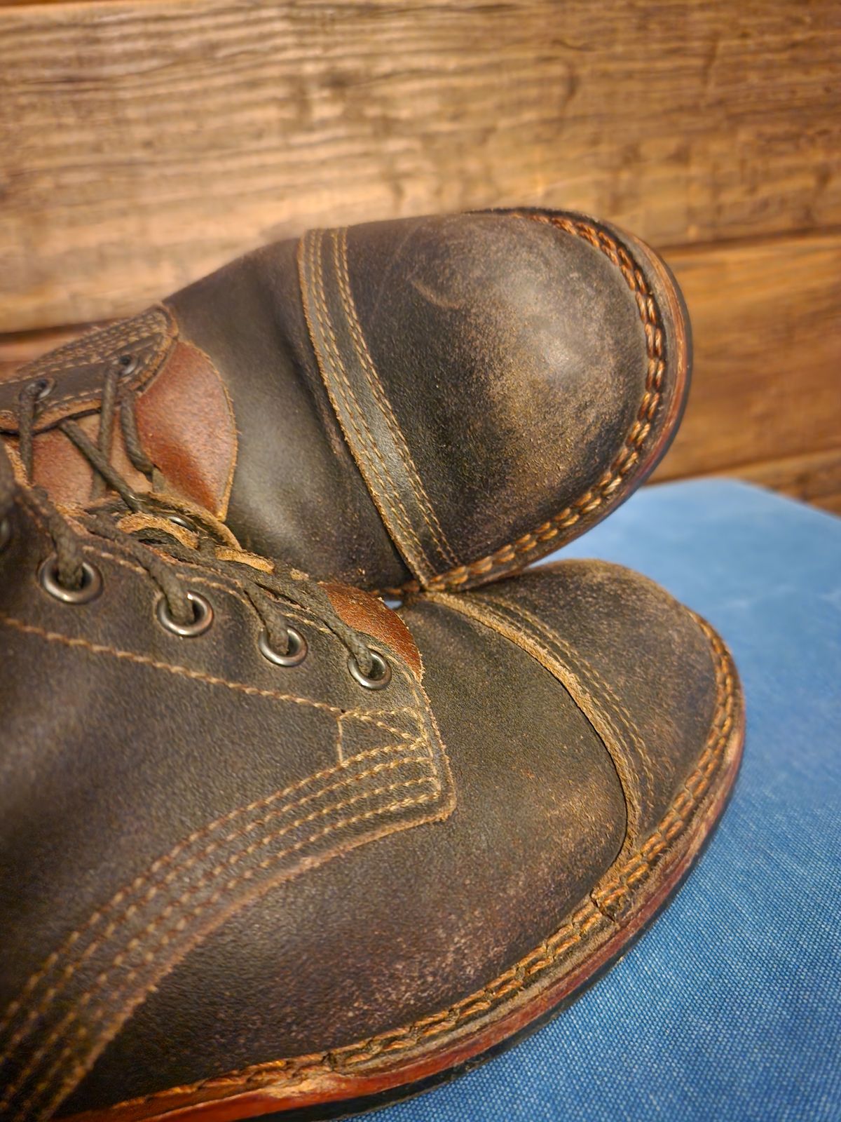 Photo by Pale_Highl1ight on November 1, 2024 of the Nicks Nicks/ x Butterscotch Triton Boot in Nicks/ Horween Black Waxed Flesh.