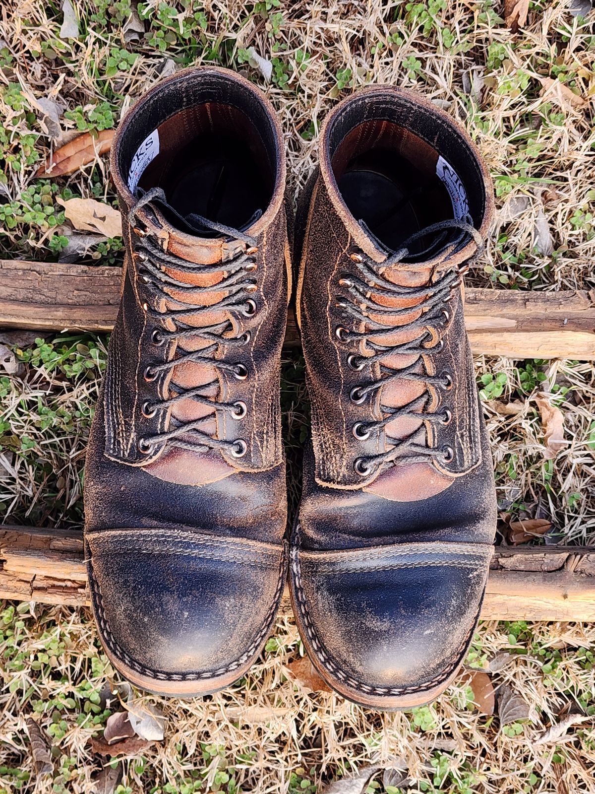 Photo by Pale_Highl1ight on March 2, 2025 of the Nicks Nicks/ x Butterscotch Triton Boot in Nicks/ Horween Black Waxed Flesh.