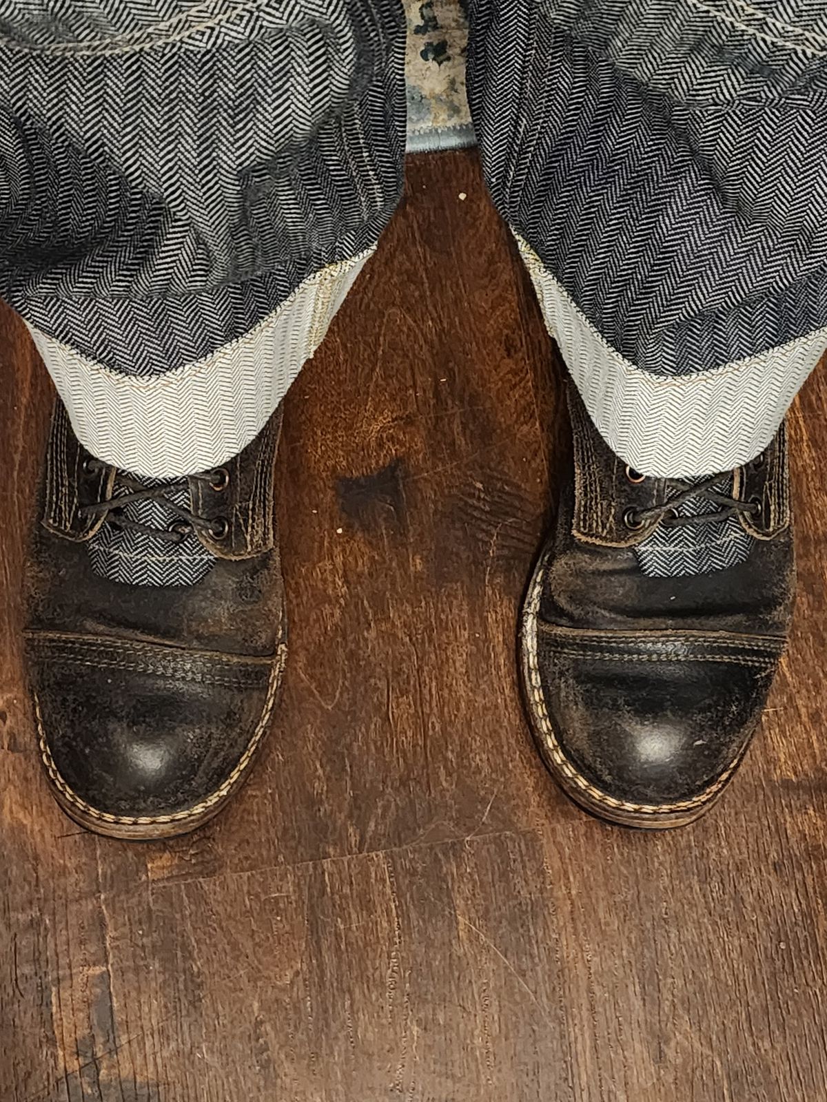 Photo by Pale_Highl1ight on March 7, 2025 of the Nicks Nicks/ x Butterscotch Triton Boot in Nicks/ Horween Black Waxed Flesh.