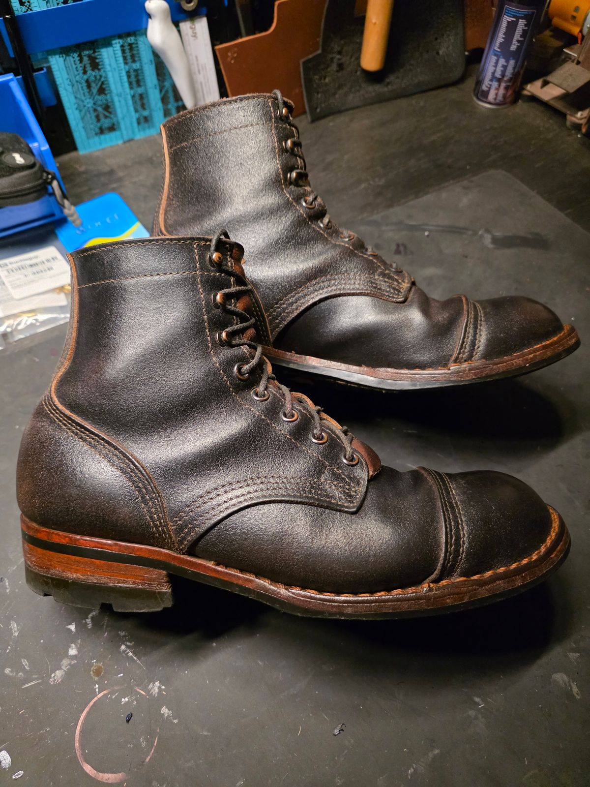 Photo by Pale_Highl1ight on September 21, 2025 of the Nicks Nicks/ x Butterscotch Triton Boot in Nicks/ Horween Black Waxed Flesh.
