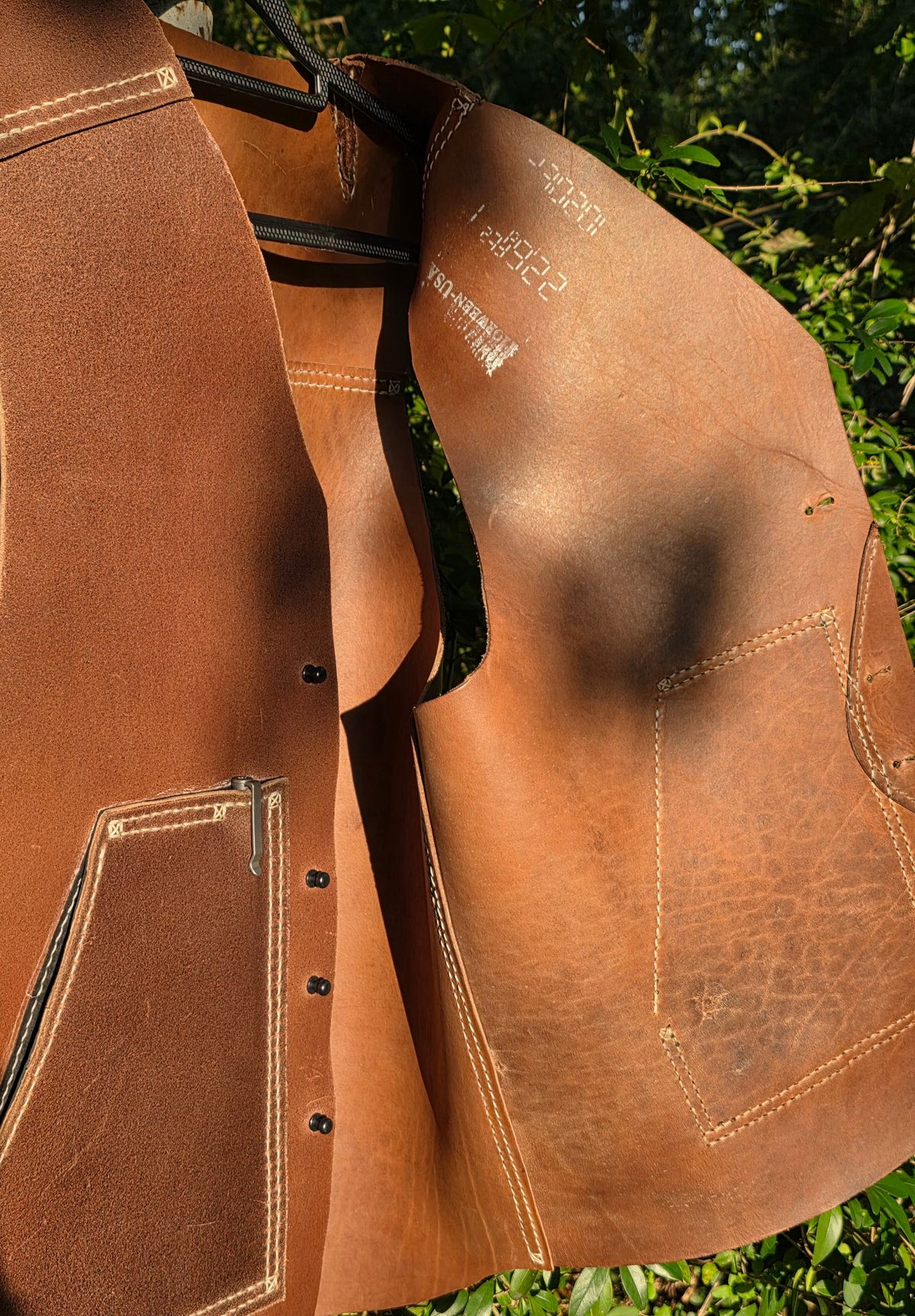 Photo by Pale_Highl1ight on October 1, 2025 of the Pale Highlight Natural Waxed Flesh Vest in Horween Natural Waxed Flesh.
