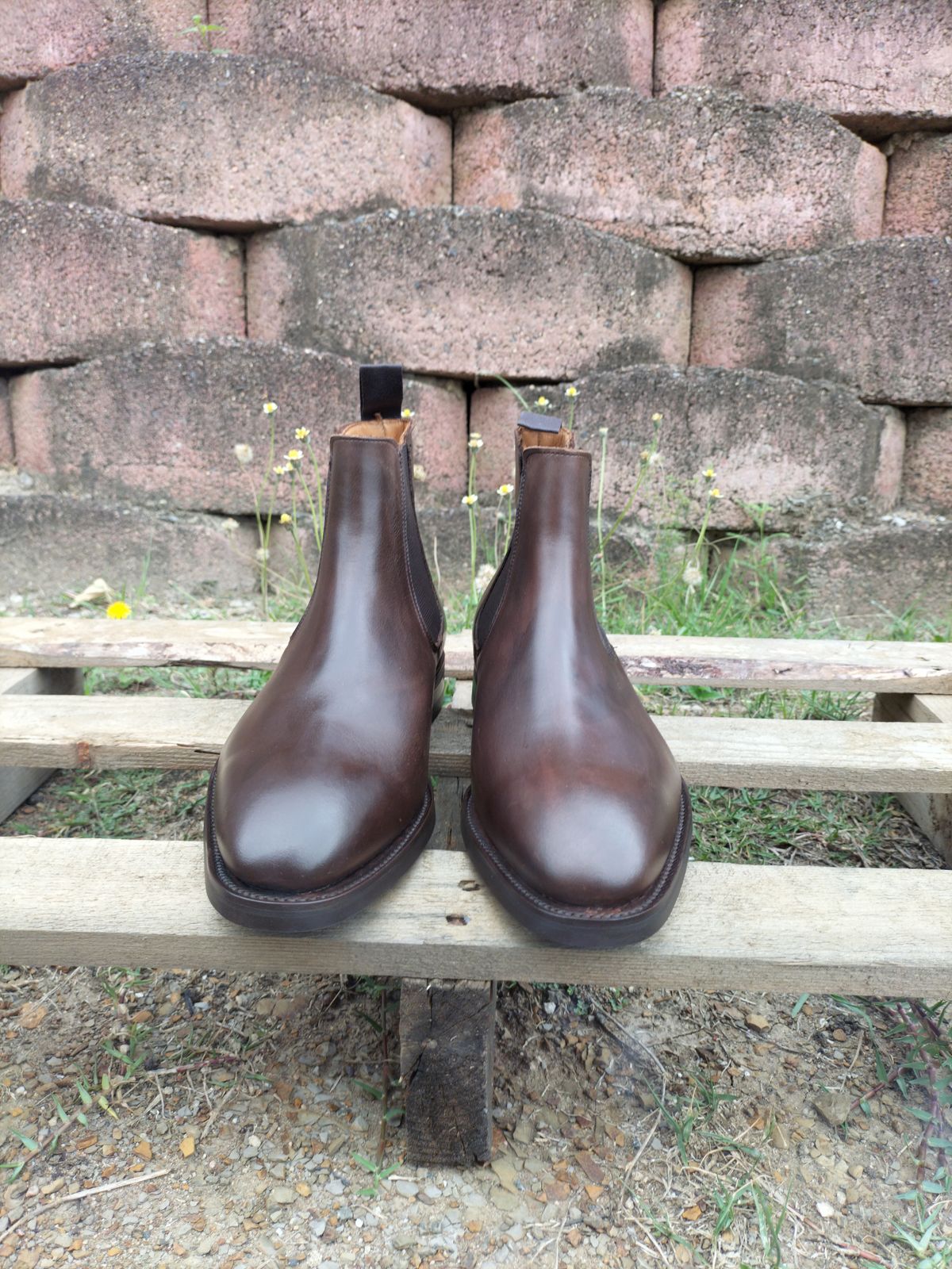 Photo by AneshM on October 1, 2022 of the Herring Wainwright Chelsea Boots in Dark Brown Calf.