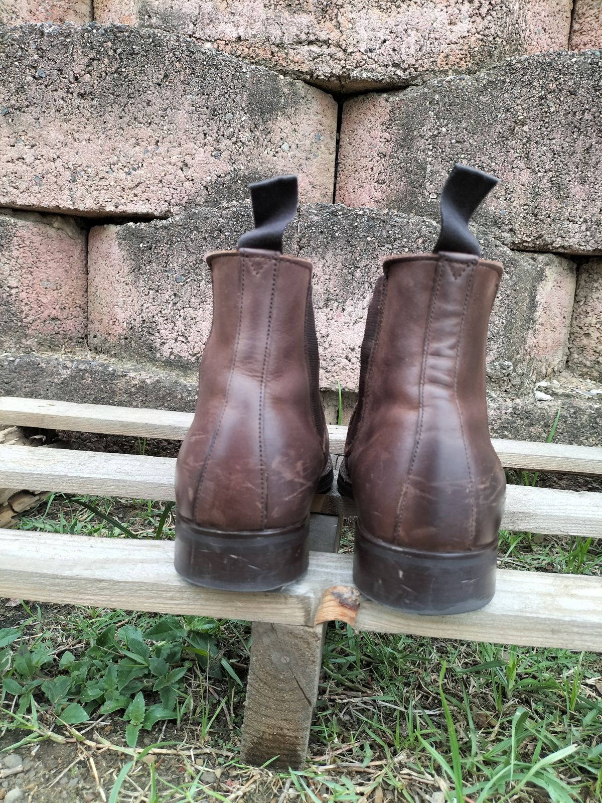 Photo by AneshM on November 1, 2022 of the Herring Wainwright Chelsea Boots in Dark Brown Calf.