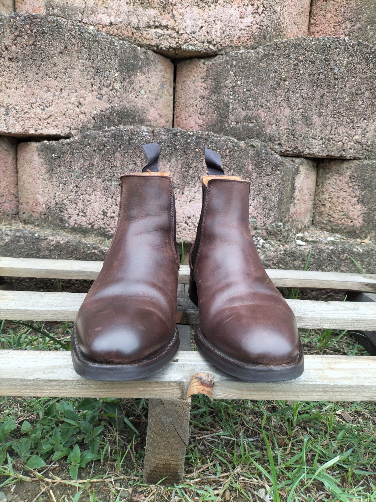 Photo by AneshM on November 1, 2022 of the Herring Wainwright Chelsea Boots in Dark Brown Calf.