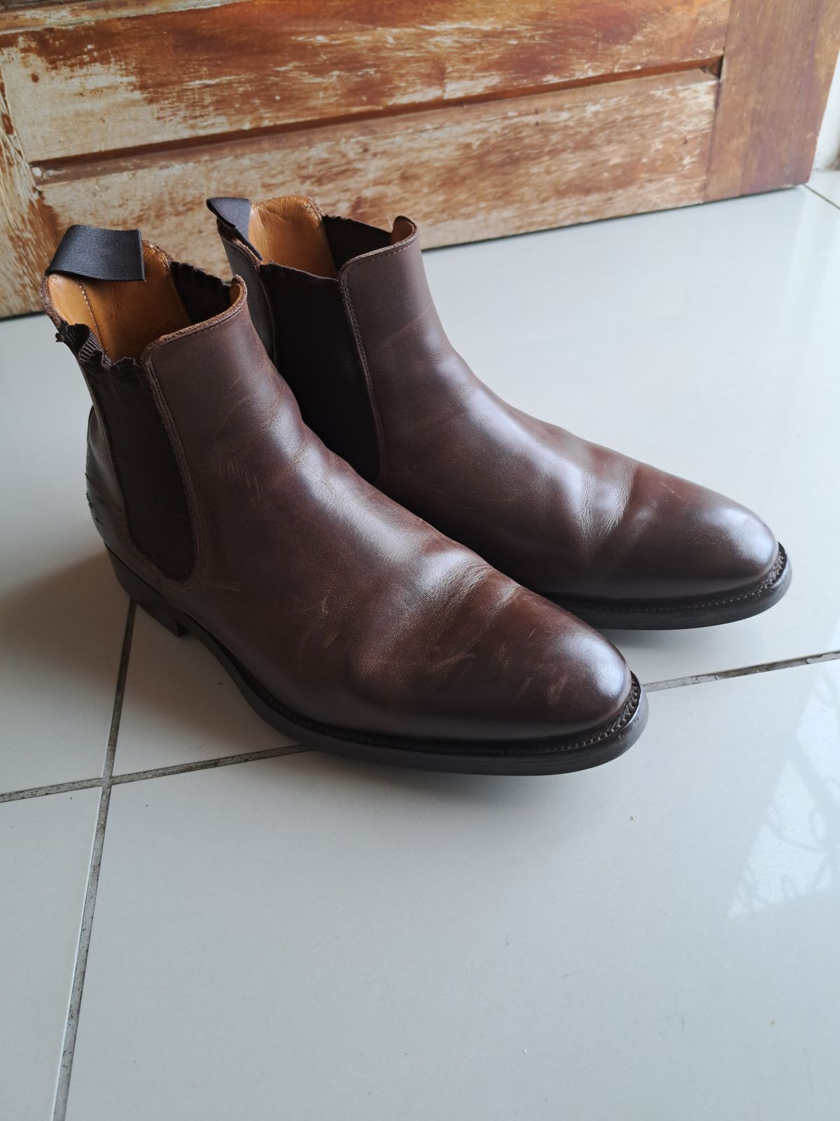 Photo by AneshM on February 1, 2023 of the Herring Wainwright Chelsea Boots in Dark Brown Calf.