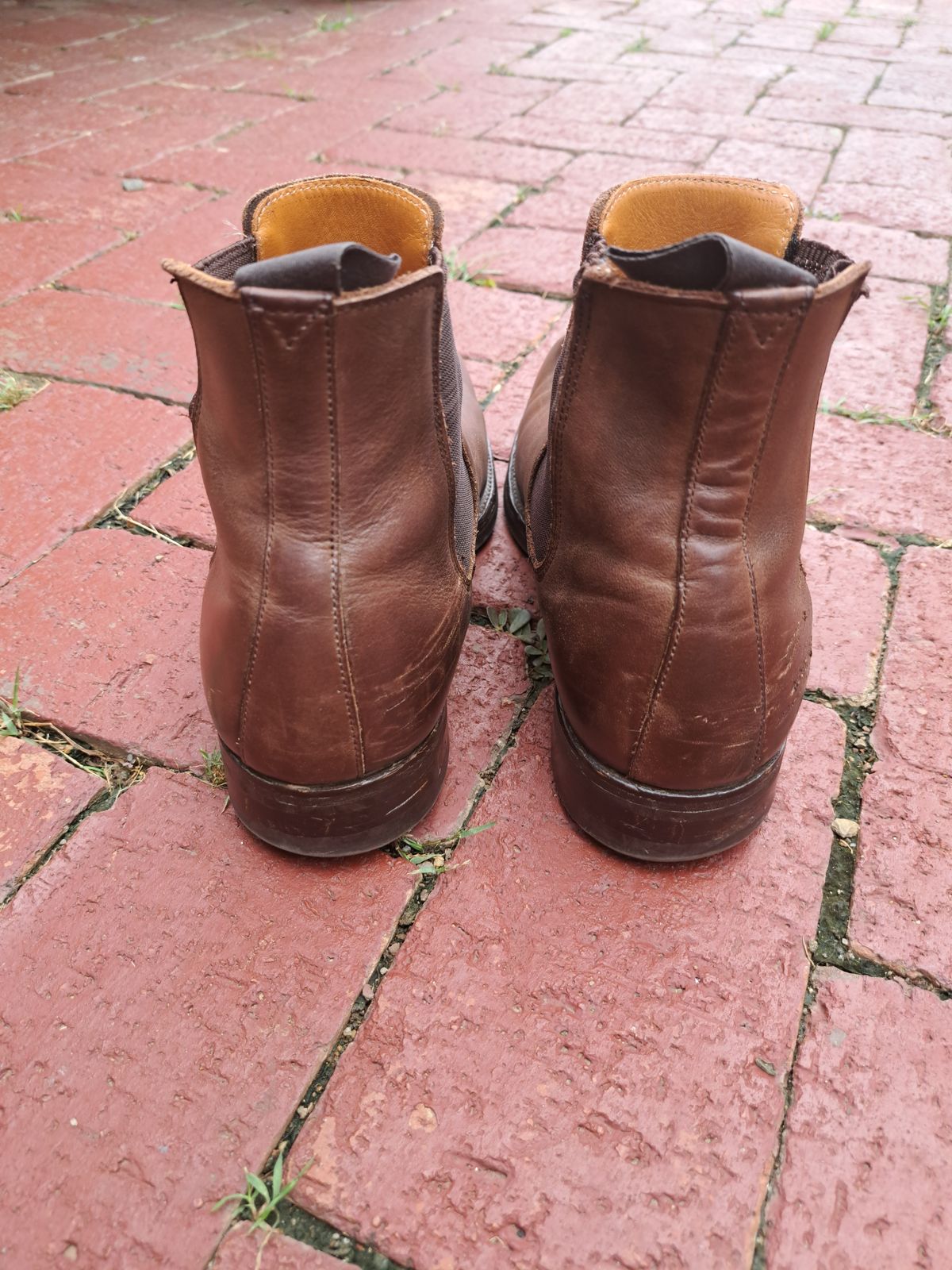 Photo by AneshM on February 1, 2023 of the Herring Wainwright Chelsea Boots in Dark Brown Calf.