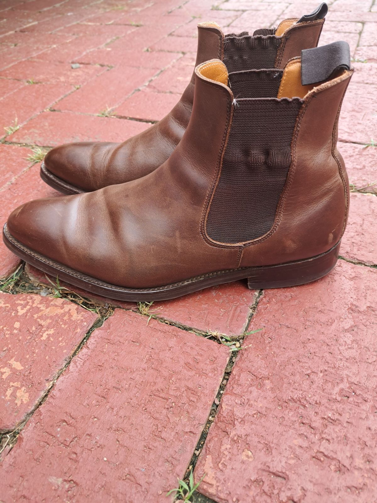 Photo by AneshM on February 1, 2023 of the Herring Wainwright Chelsea Boots in Dark Brown Calf.