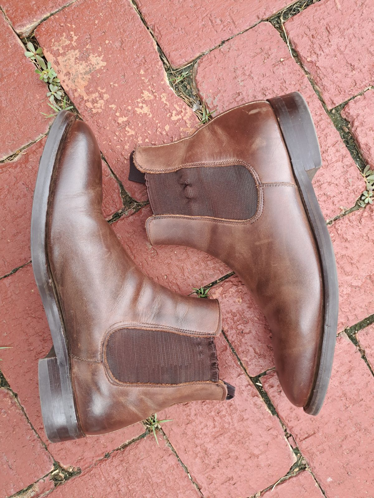 Photo by AneshM on February 1, 2023 of the Herring Wainwright Chelsea Boots in Dark Brown Calf.