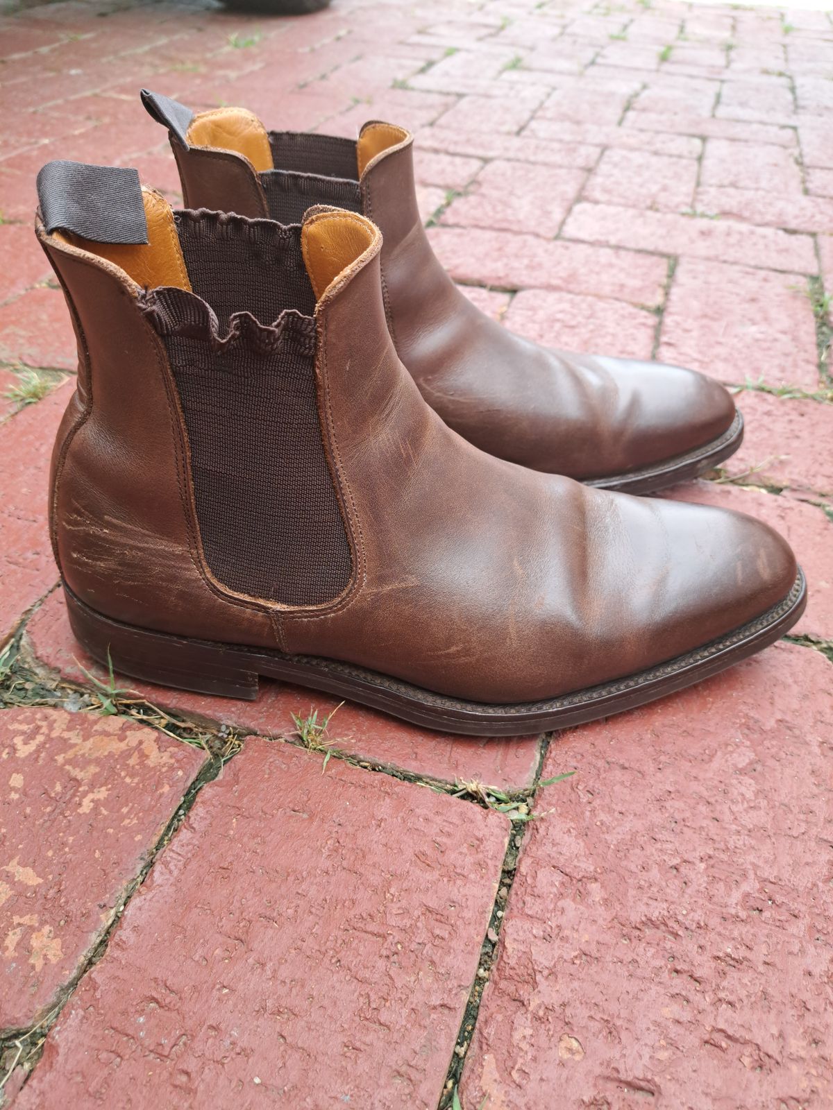 Photo by AneshM on February 1, 2023 of the Herring Wainwright Chelsea Boots in Dark Brown Calf.