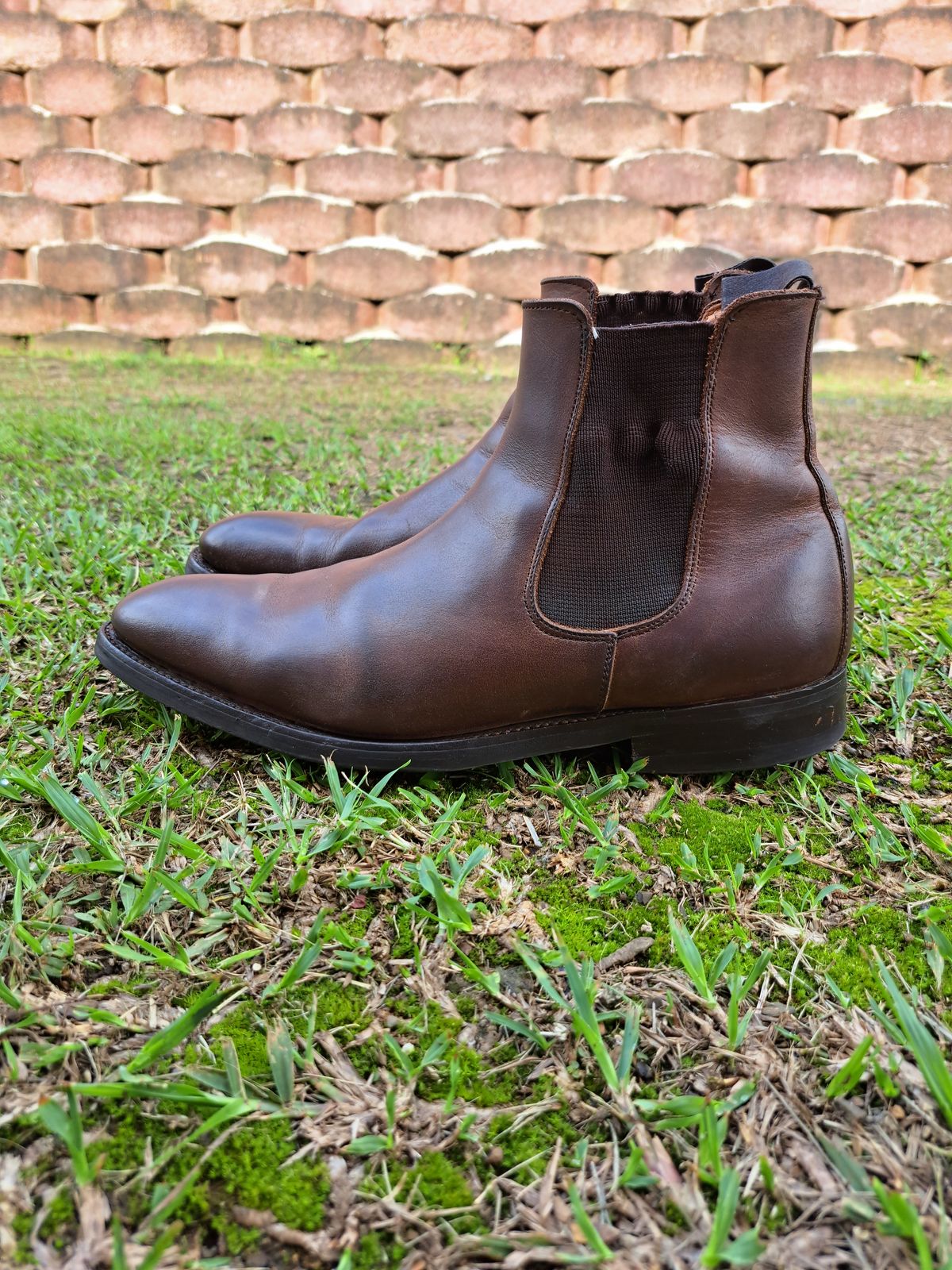 Photo by AneshM on March 1, 2023 of the Herring Wainwright Chelsea Boots in Dark Brown Calf.