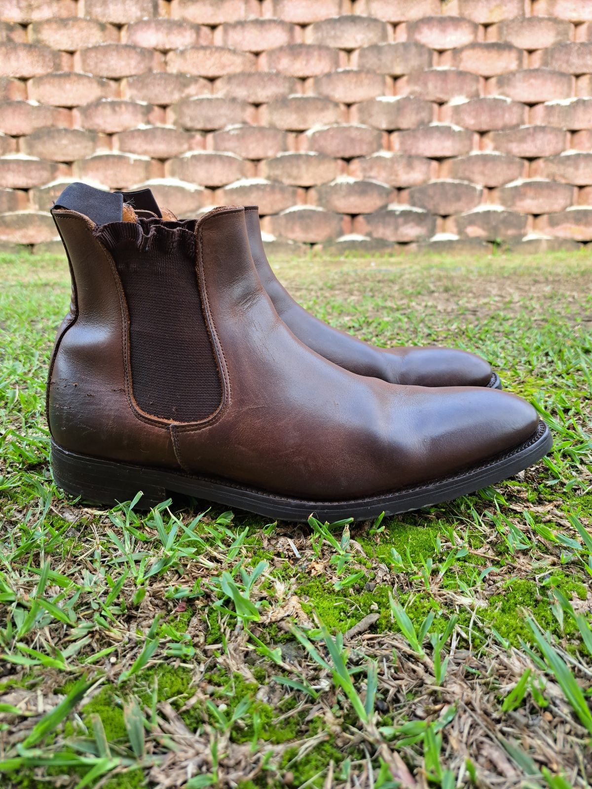 Photo by AneshM on March 1, 2023 of the Herring Wainwright Chelsea Boots in Dark Brown Calf.