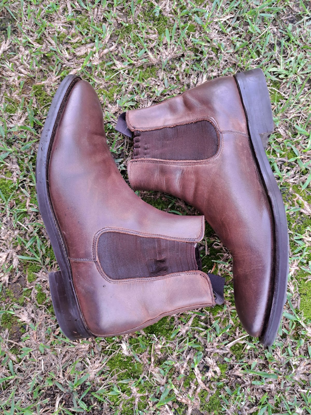 Photo by AneshM on March 1, 2023 of the Herring Wainwright Chelsea Boots in Dark Brown Calf.