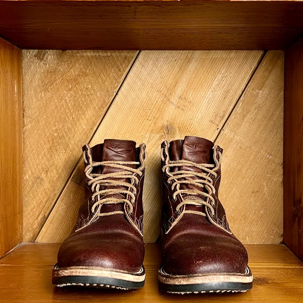 Photo by Bluesbrosg4ev on April 6, 2024 of the Nicks Lace Up Heritage in Horween Tan Waxed Flesh.