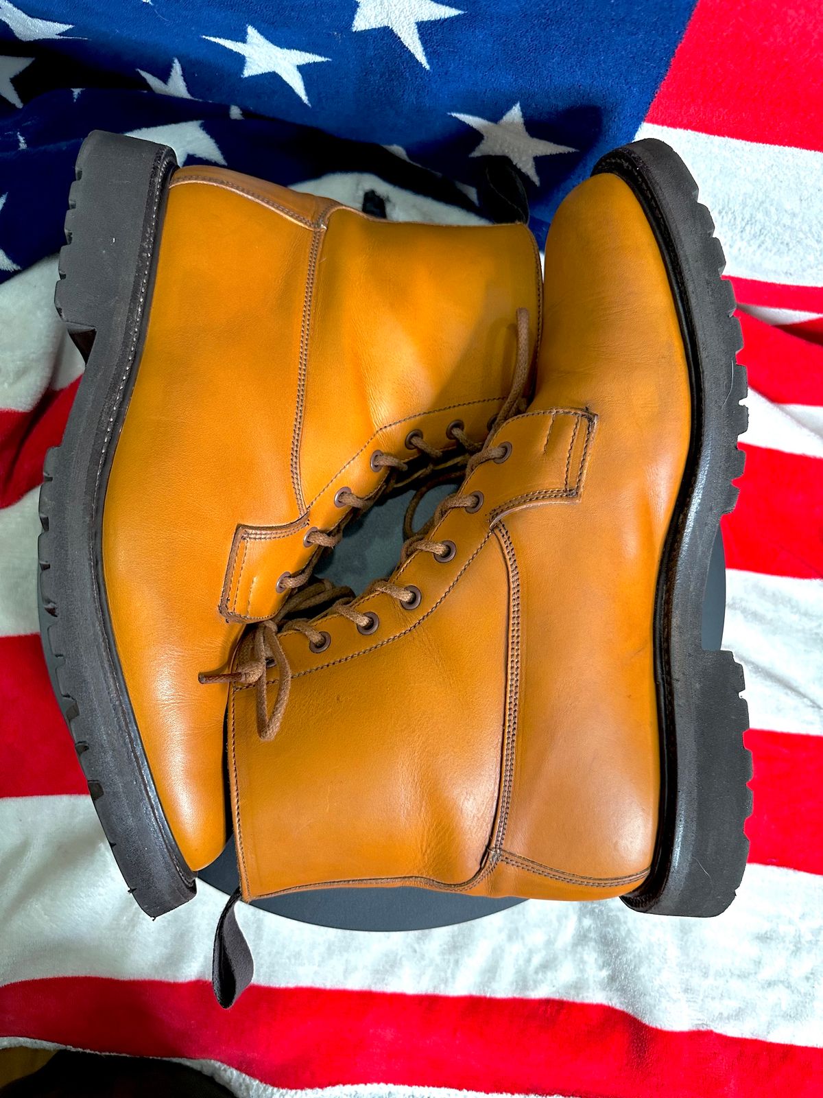 Photo by Stuville77 on January 5, 2024 of the Tricker's Burford Country Boot in Acorn Antique Olivvia Classic.