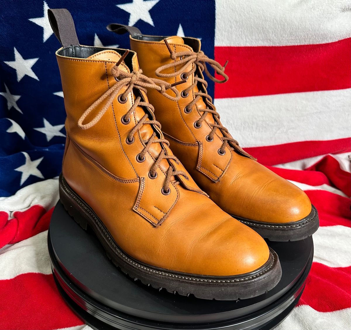 Photo by Stuville77 on January 5, 2024 of the Tricker's Burford Country Boot in Acorn Antique Olivvia Classic.