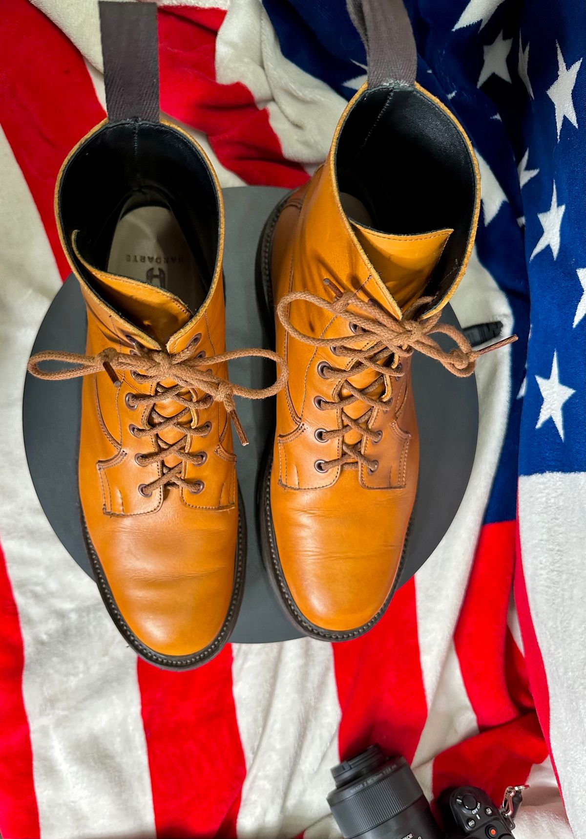 Photo by Stuville77 on January 5, 2024 of the Tricker's Burford Country Boot in Acorn Antique Olivvia Classic.