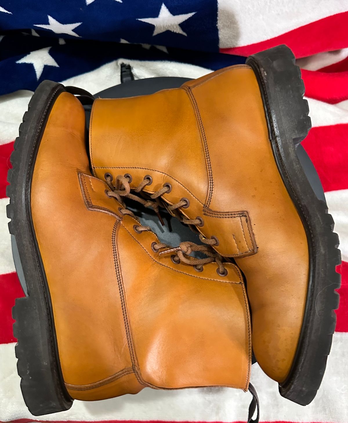 Photo by Stuville77 on February 5, 2024 of the Tricker's Burford Country Boot in Acorn Antique Olivvia Classic.