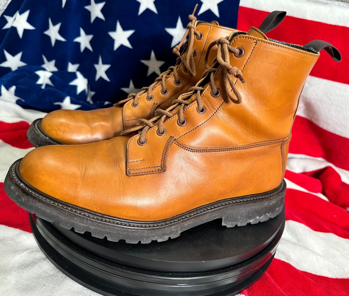 Photo by Stuville77 on March 6, 2024 of the Tricker's Burford Country Boot in Acorn Antique Olivvia Classic.