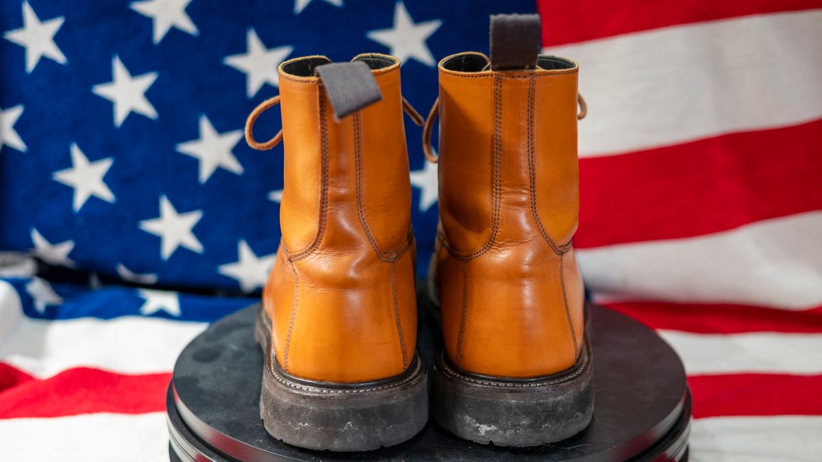 Photo by Stuville77 on April 6, 2024 of the Tricker's Burford Country Boot in Acorn Antique Olivvia Classic.