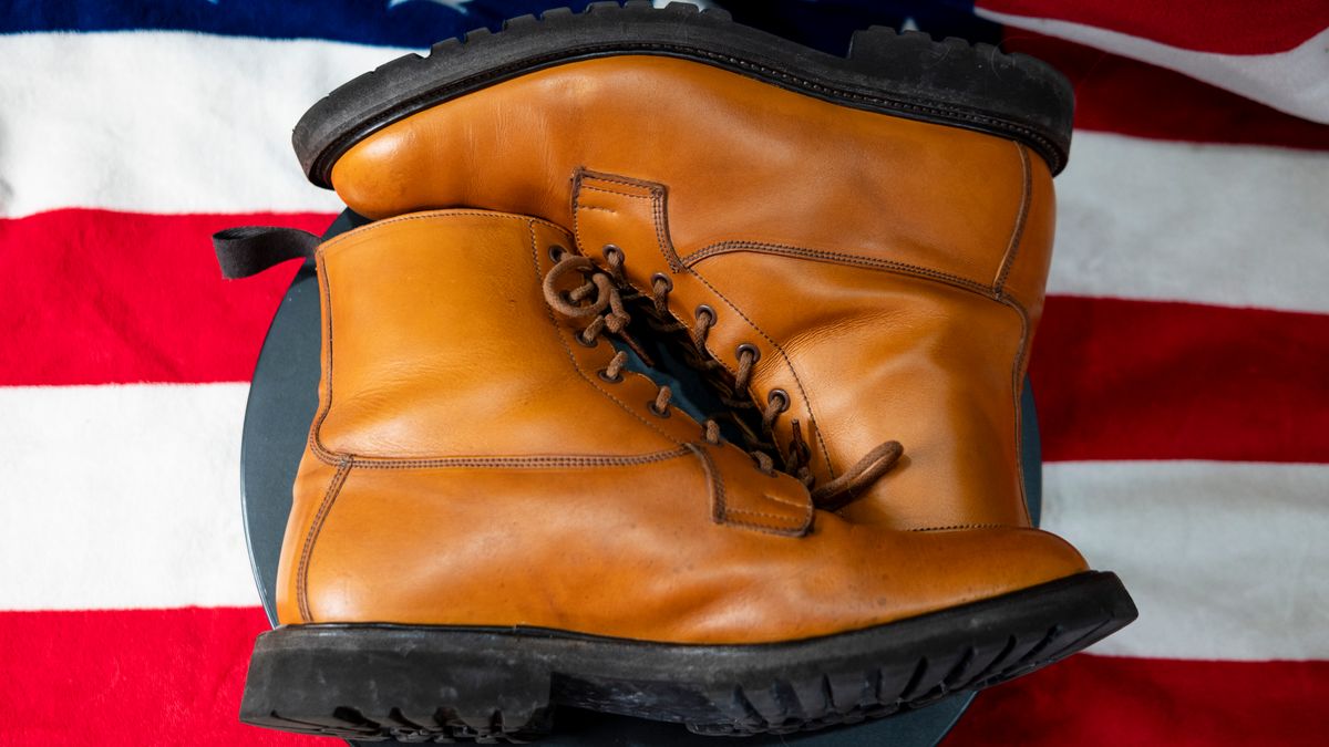 Photo by Stuville77 on April 6, 2024 of the Tricker's Burford Country Boot in Acorn Antique Olivvia Classic.