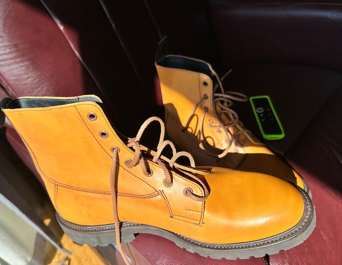 Photo by Stuville77 on October 1, 2023 of the Tricker's Burford Country Boot in Acorn Antique Olivvia Classic.
