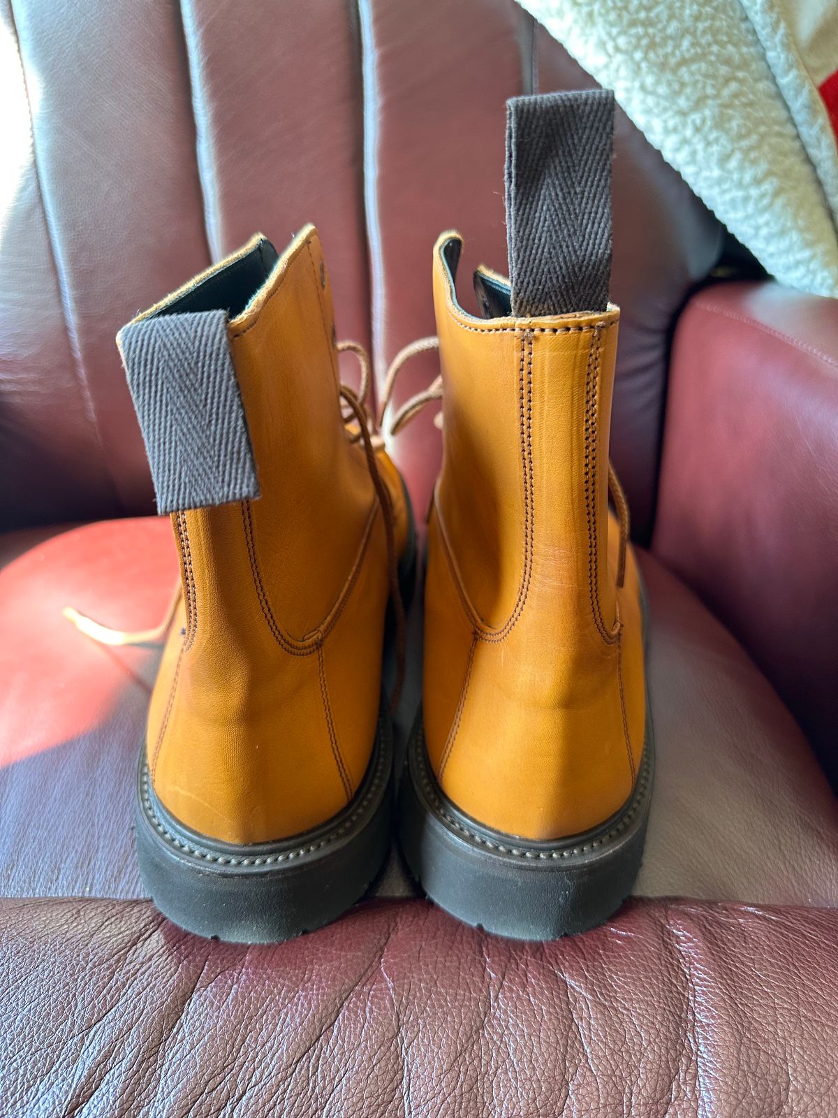 Photo by Stuville77 on October 1, 2023 of the Tricker's Burford Country Boot in Acorn Antique Olivvia Classic.