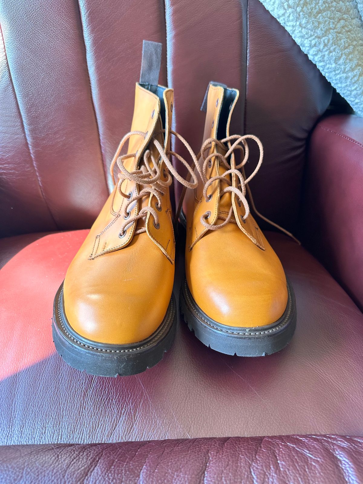 Photo by Stuville77 on October 1, 2023 of the Tricker's Burford Country Boot in Acorn Antique Olivvia Classic.