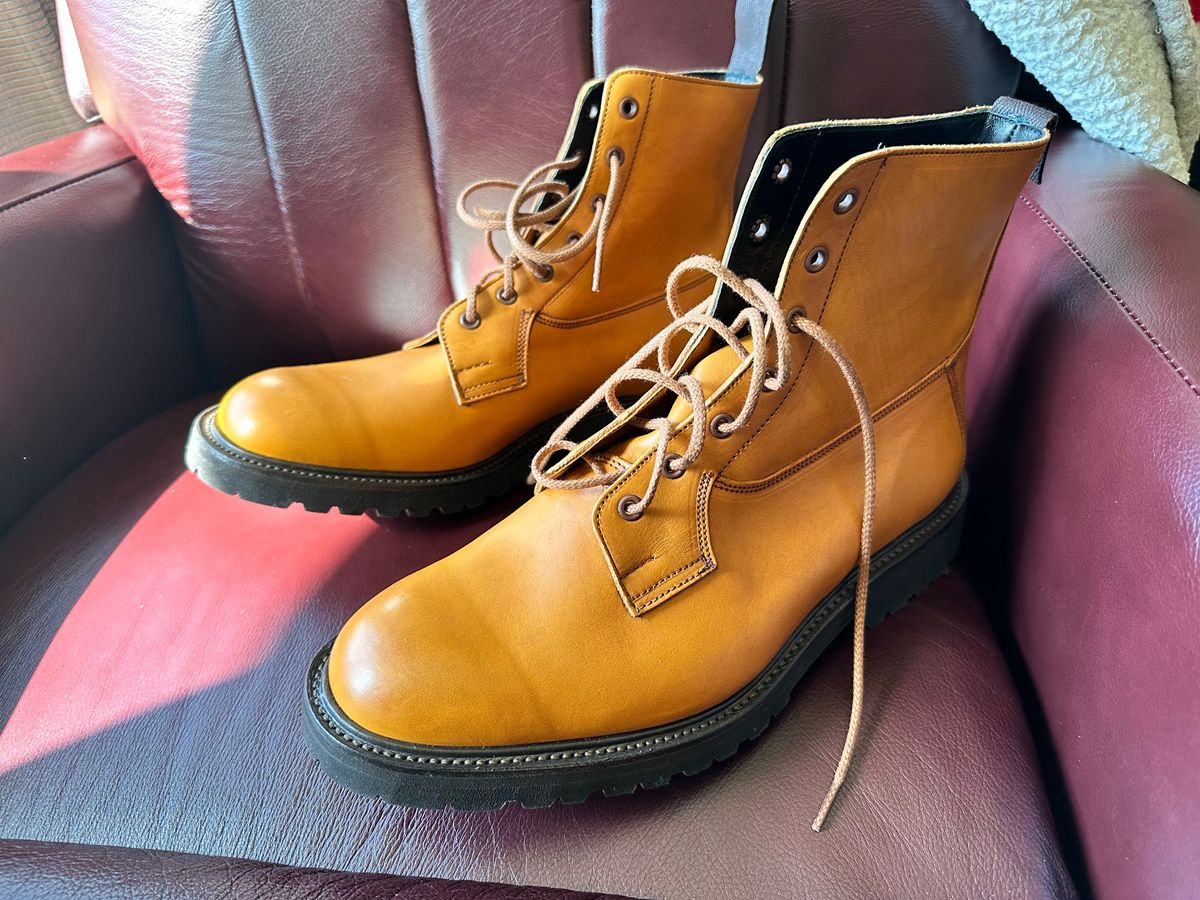 Photo by Stuville77 on October 1, 2023 of the Tricker's Burford Country Boot in Acorn Antique Olivvia Classic.