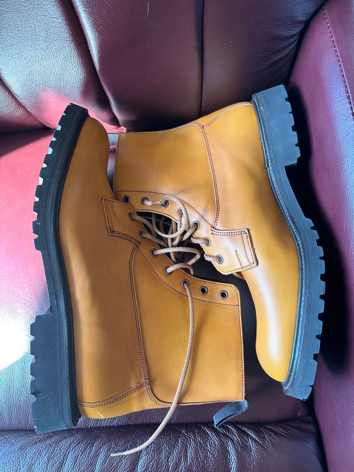 Photo by Stuville77 on October 1, 2023 of the Tricker's Burford Country Boot in Acorn Antique Olivvia Classic.