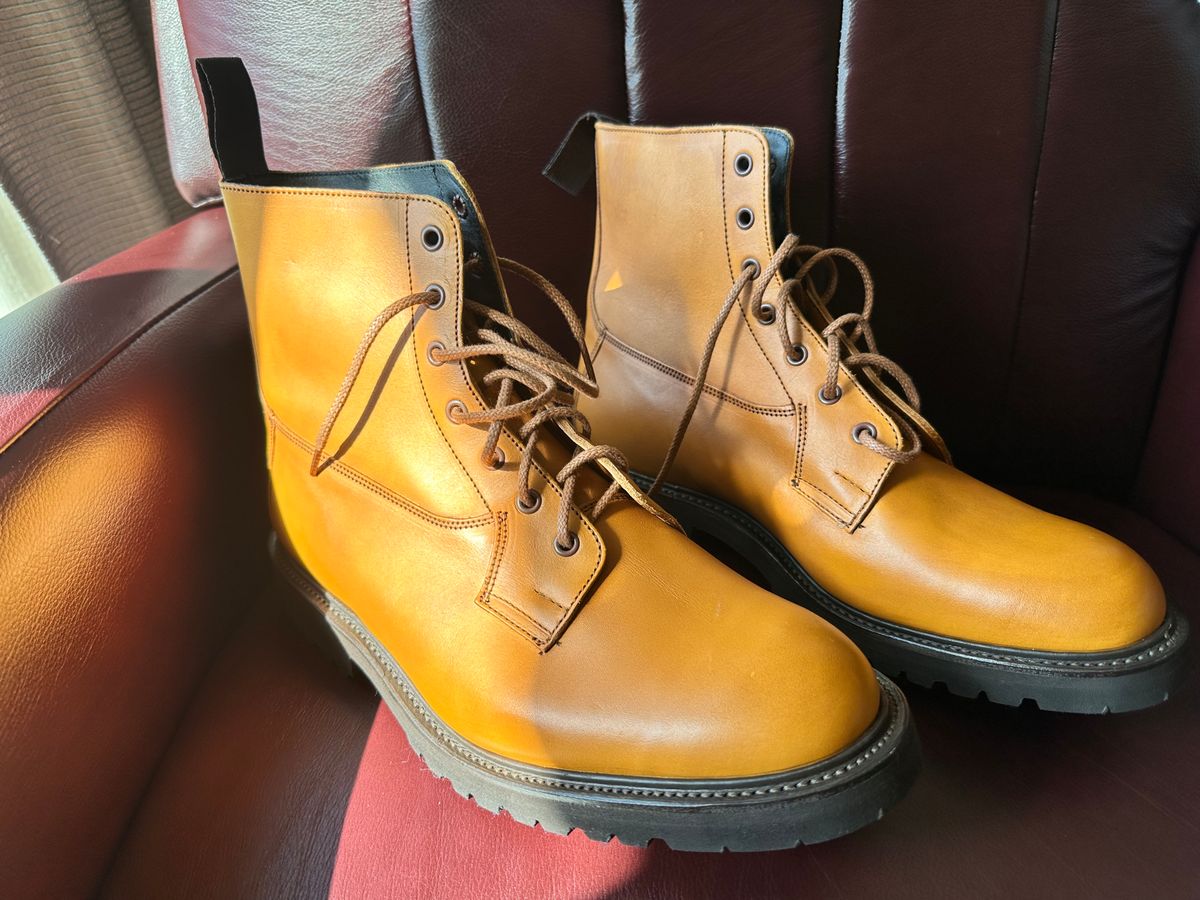 Photo by Stuville77 on October 1, 2023 of the Tricker's Burford Country Boot in Acorn Antique Olivvia Classic.