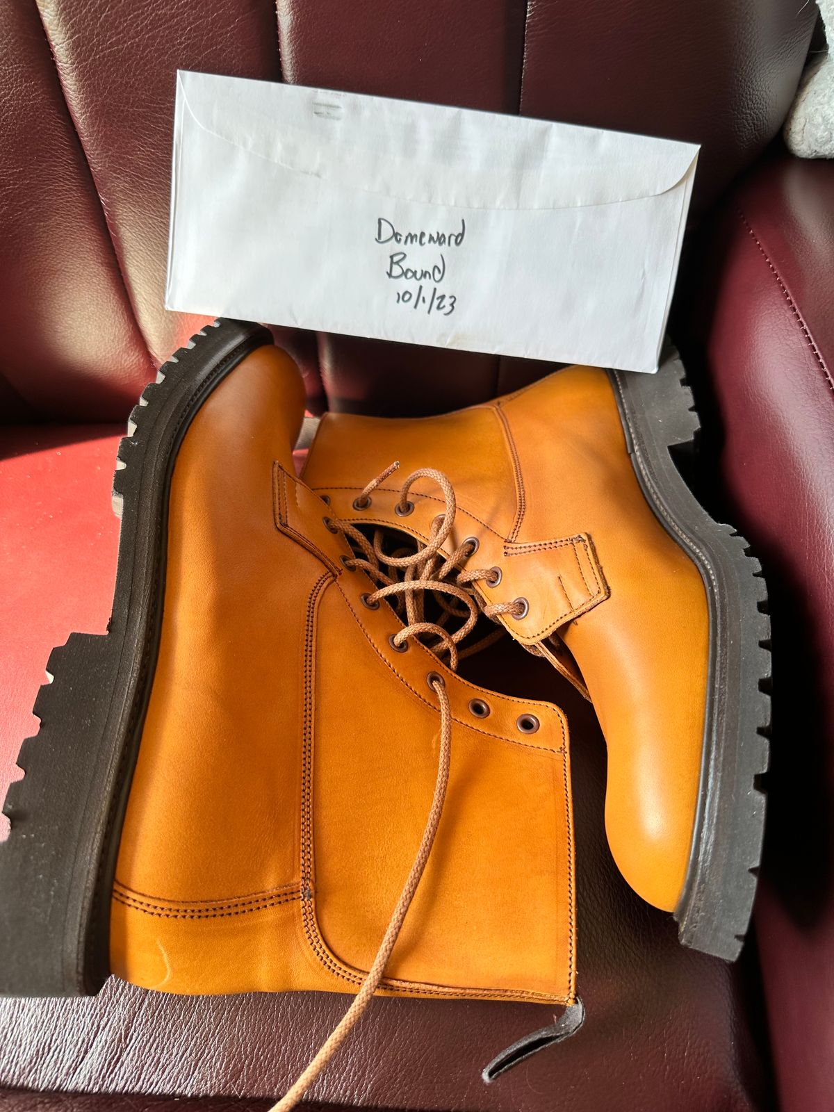 Photo by Stuville77 on October 1, 2023 of the Tricker's Burford Country Boot in Acorn Antique Olivvia Classic.