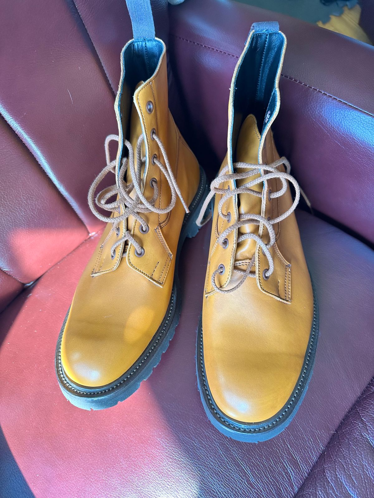 Photo by Stuville77 on October 1, 2023 of the Tricker's Burford Country Boot in Acorn Antique Olivvia Classic.