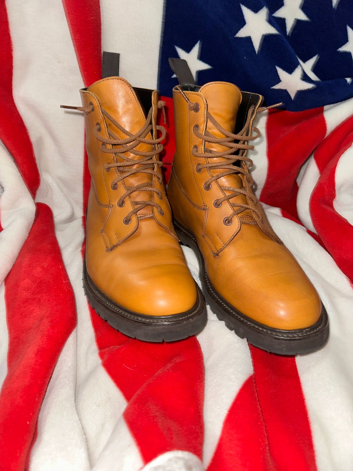 Photo by Stuville77 on November 1, 2023 of the Tricker's Burford Country Boot in Acorn Antique Olivvia Classic.