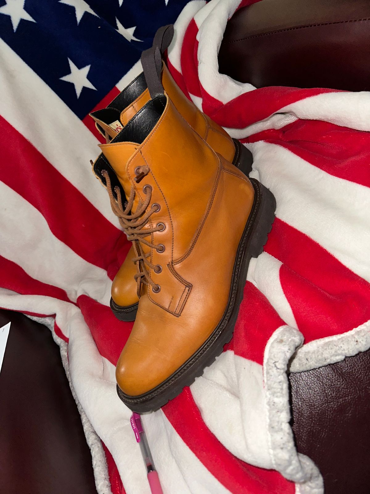 Photo by Stuville77 on November 1, 2023 of the Tricker's Burford Country Boot in Acorn Antique Olivvia Classic.