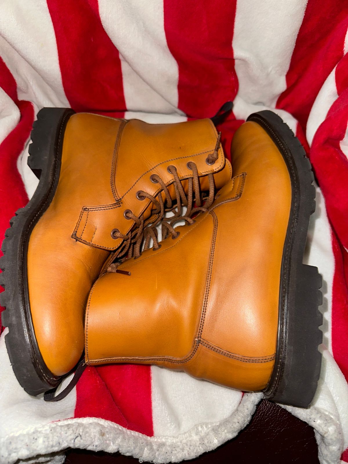 Photo by Stuville77 on November 1, 2023 of the Tricker's Burford Country Boot in Acorn Antique Olivvia Classic.