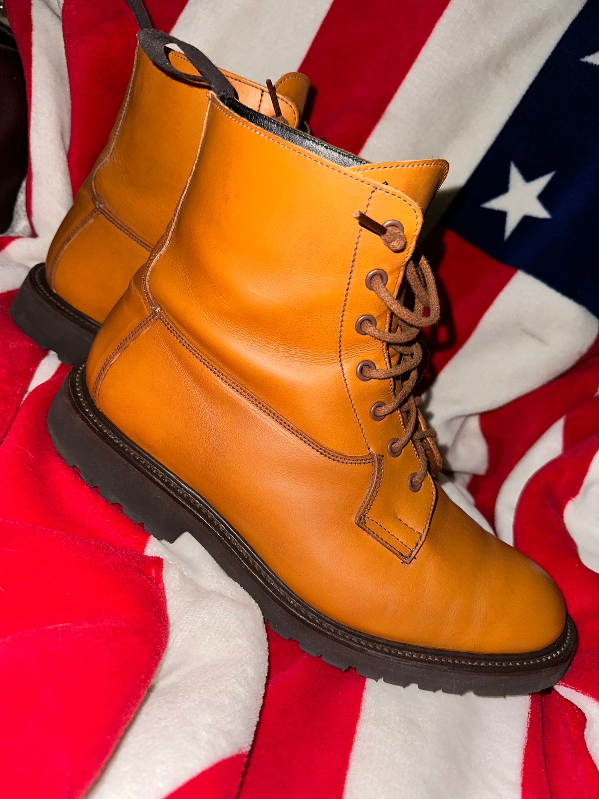 Photo by Stuville77 on November 1, 2023 of the Tricker's Burford Country Boot in Acorn Antique Olivvia Classic.