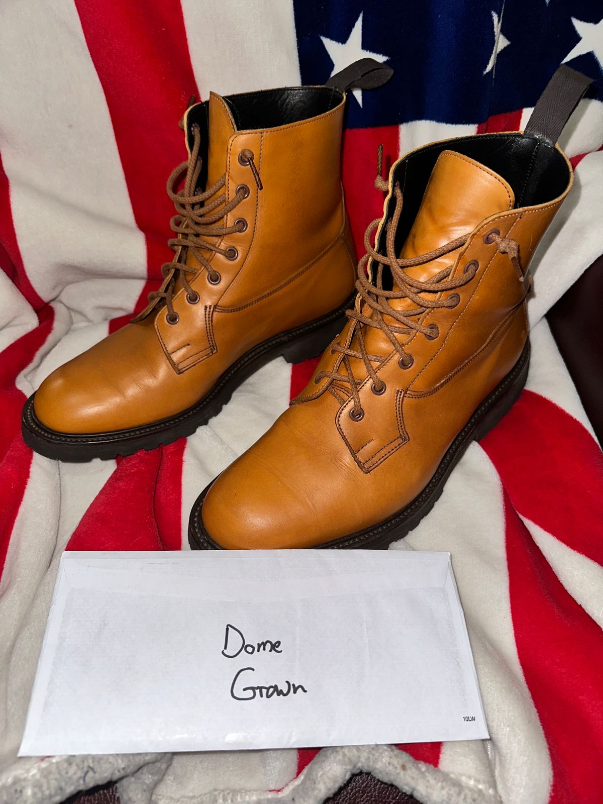 Photo by Stuville77 on November 1, 2023 of the Tricker's Burford Country Boot in Acorn Antique Olivvia Classic.