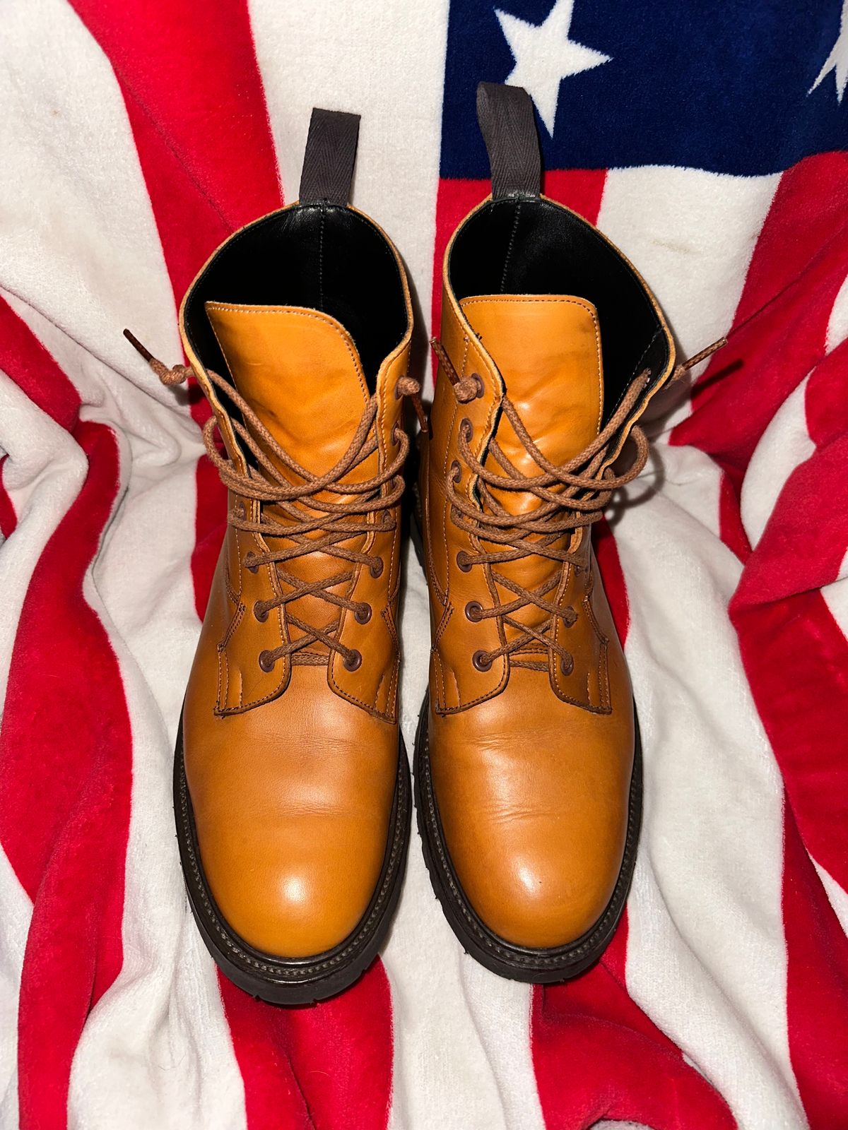 Photo by Stuville77 on November 1, 2023 of the Tricker's Burford Country Boot in Acorn Antique Olivvia Classic.