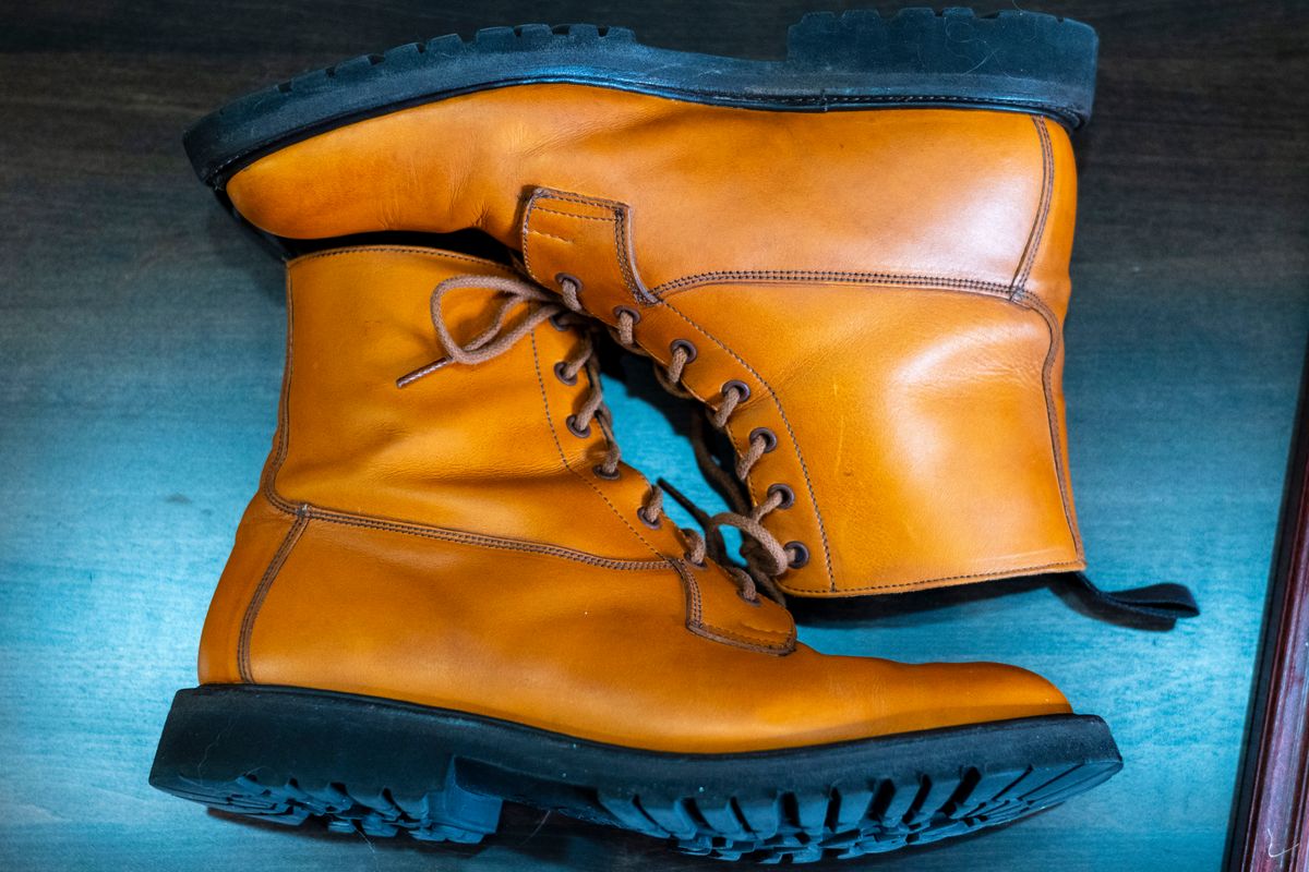 Photo by Stuville77 on December 4, 2023 of the Tricker's Burford Country Boot in Acorn Antique Olivvia Classic.
