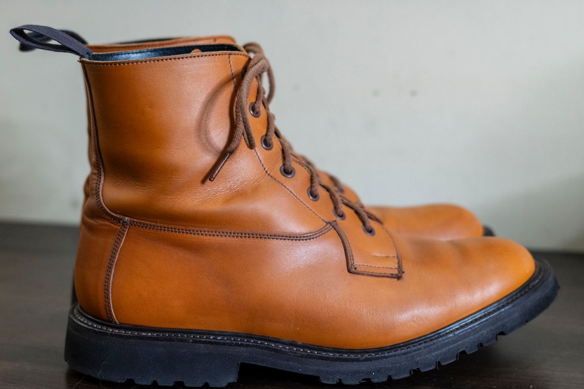 Photo by Stuville77 on December 4, 2023 of the Tricker's Burford Country Boot in Acorn Antique Olivvia Classic.