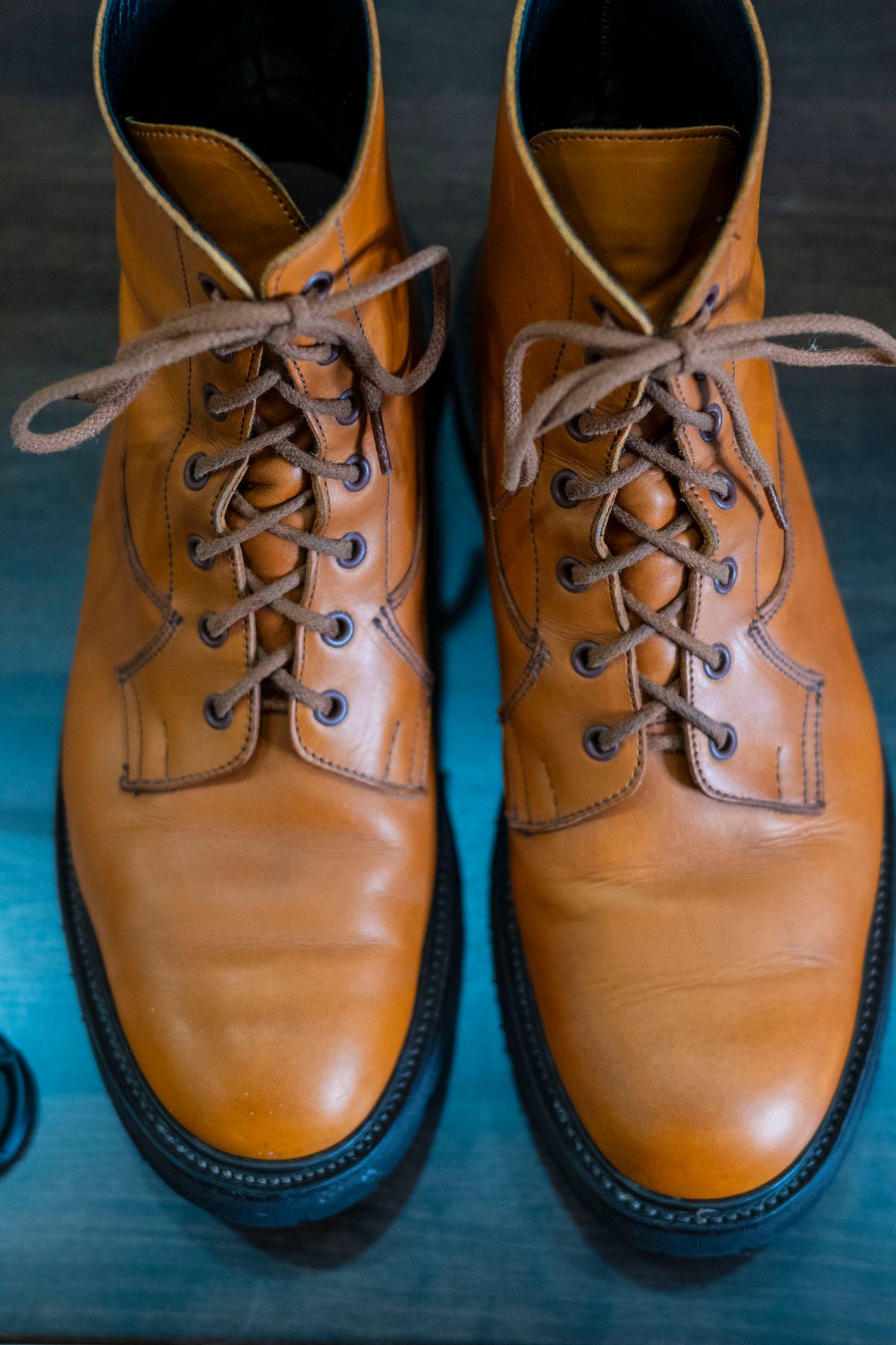 Photo by Stuville77 on December 4, 2023 of the Tricker's Burford Country Boot in Acorn Antique Olivvia Classic.