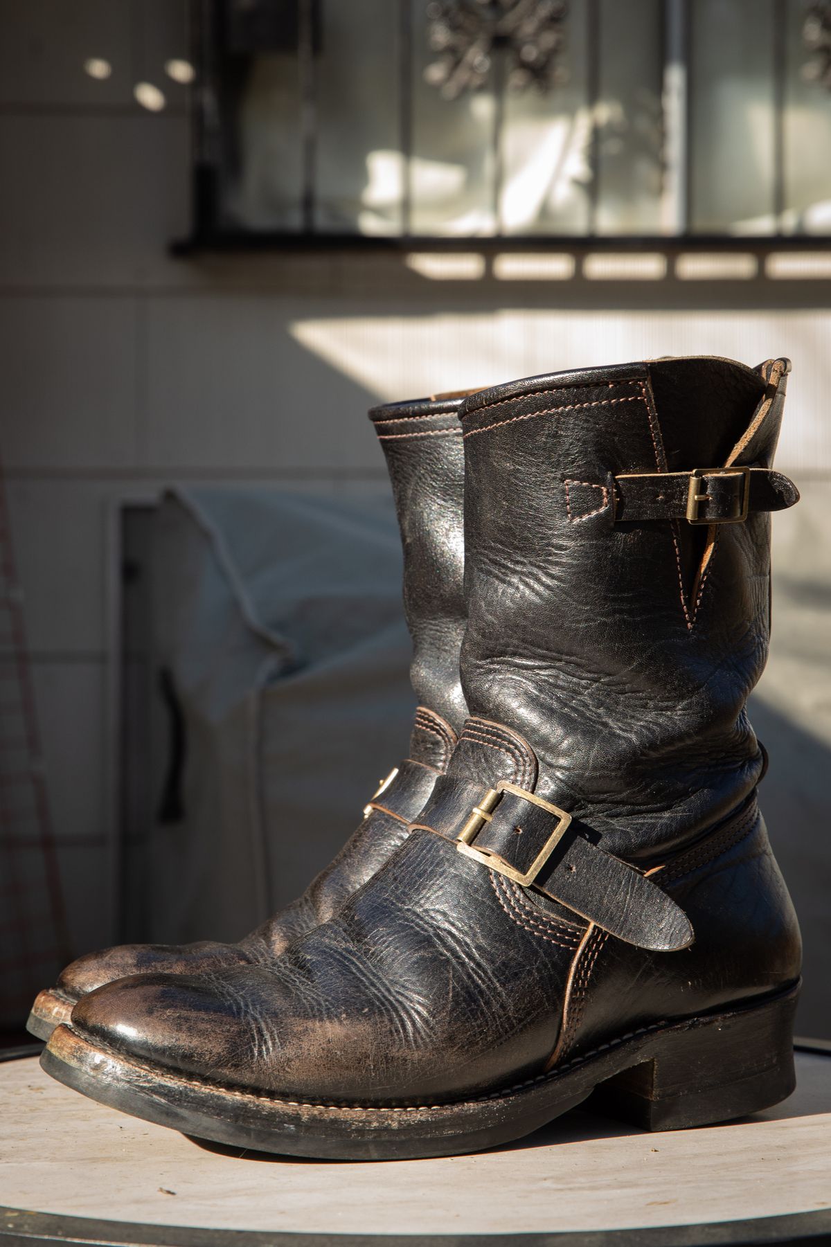 Photo by melquiades on March 6, 2024 of the John Lofgren Wabash Engineer Boots in Shinki Black Teacore Horsebutt.
