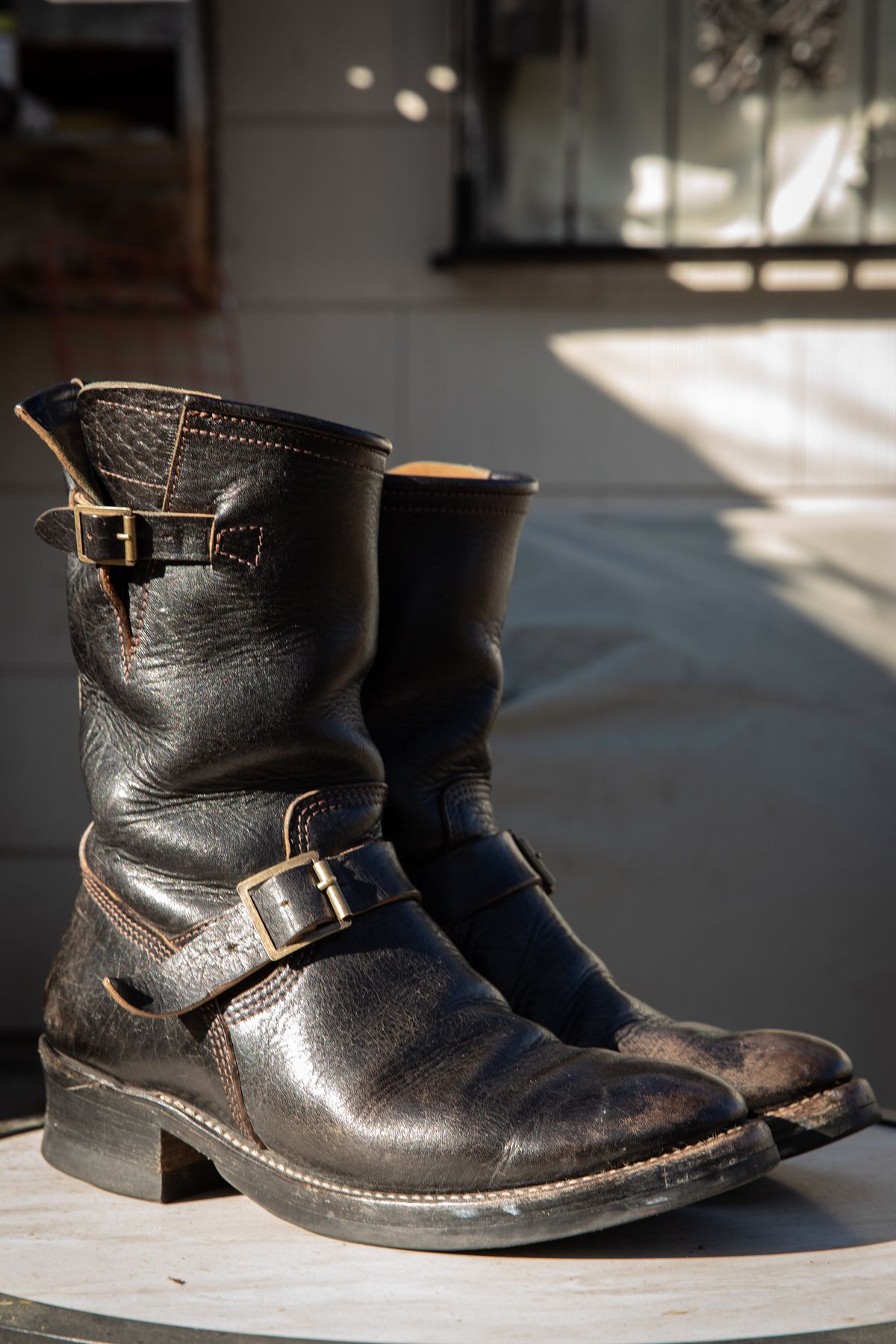 Photo by melquiades on March 6, 2024 of the John Lofgren Wabash Engineer Boots in Shinki Black Teacore Horsebutt.