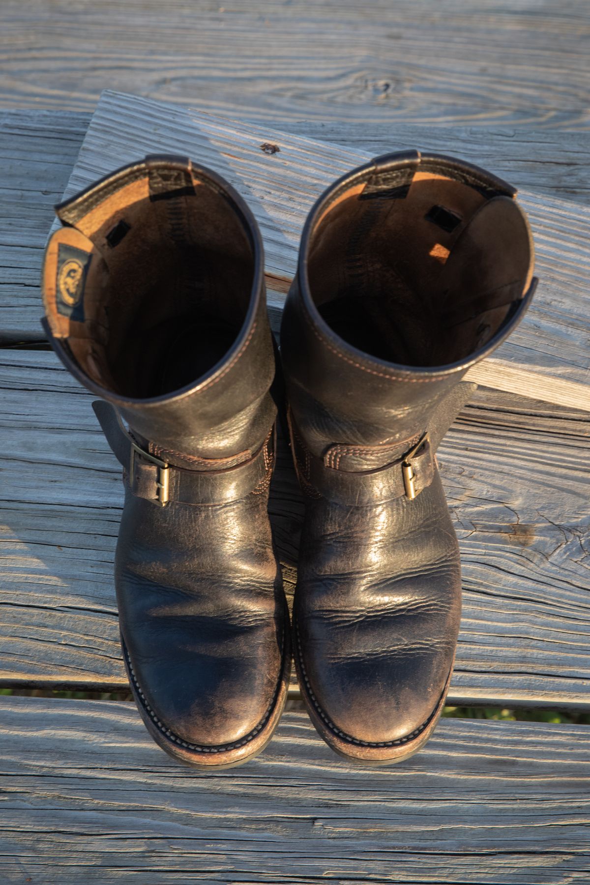 Photo by melquiades on April 6, 2024 of the John Lofgren Wabash Engineer Boots in Shinki Black Teacore Horsebutt.